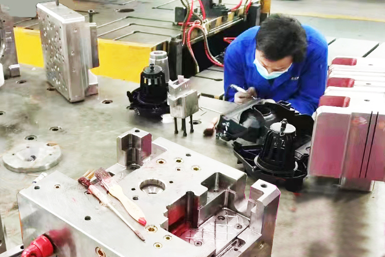 plastic mold manufacturer